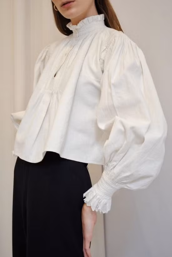 Những mẫu sơ mi trắng bánh bèo lên ngôi mùa hè 2021 khiến chị em mê mệt ảnh 10