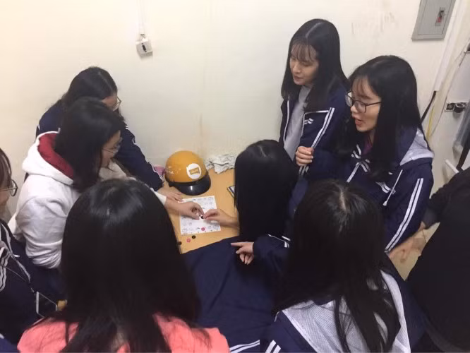 HS lớp 12 chuyên tiếng Hàn Trường THPT Chuyên ngữ, ĐHQG Hà Nội với trò chơi truyền thống Yutnor của Hàn Quốc. Ảnh: HSCC