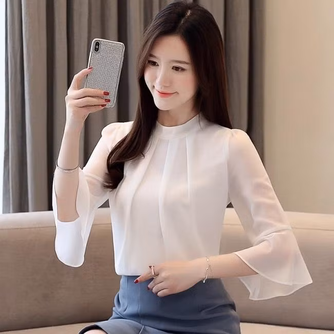 Những mẫu áo sơ mi tay loe mang đến cảm giác nữ tính, điệu đà.