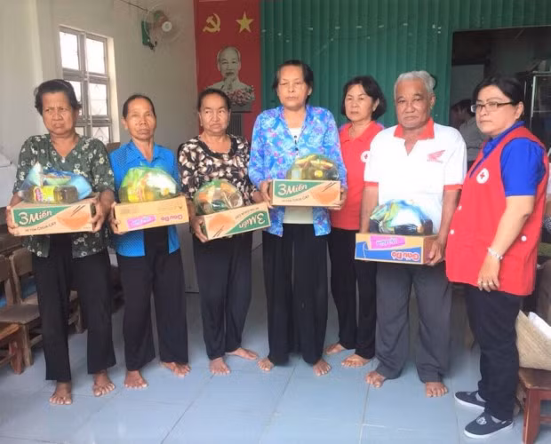 Cô Kim Thoa (phải) tặng quà cho đồng bào dân tộc Khmer.