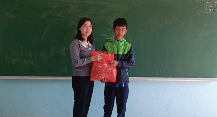 Mỗi giáo viên nhận đỡ đầu 2 - 3 học sinh và hỗ trợ nhu yếu phẩm, quần áo. Ảnh: Dung Nguyễn Mỗi giáo viên nhận đỡ đầu 2 - 3 học sinh và hỗ trợ nhu yếu phẩm, quần áo. Ảnh: Dung Nguyễn