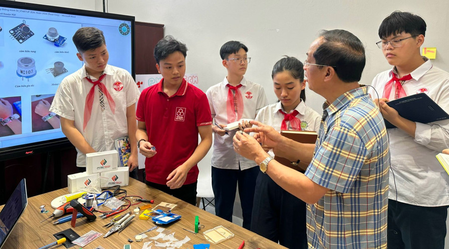 PGS.TS Đỗ Ngọc Cẩn - nguyên Hiệu trưởng Trường Đại học Phòng cháy chữa cháy - trao đổi, góp ý với nhóm học sinh. Ảnh: Vân Anh PGS.TS Đỗ Ngọc Cẩn - nguyên Hiệu trưởng Trường Đại học Phòng cháy chữa cháy - trao đổi, góp ý với nhóm học sinh. Ảnh: Vân Anh