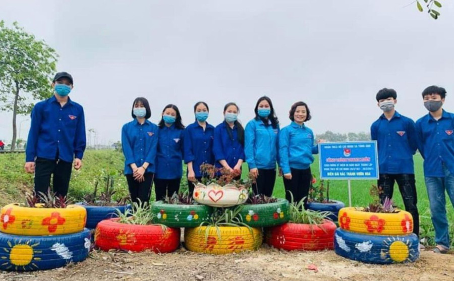 Những bãi rác được Đoàn xã Tùng Ảnh thay thế bằng các vườn hoa công cộng.