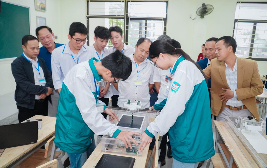 Đại diện nhóm tác giả báo cáo kết quả nghiên cứu tới thầy cô, học sinh cụm các trường THTP huyện Kiến Xương, Thái Bình. Ảnh: NVCC Đại diện nhóm tác giả báo cáo kết quả nghiên cứu tới thầy cô, học sinh cụm các trường THTP huyện Kiến Xương, Thái Bình. Ảnh: NVCC