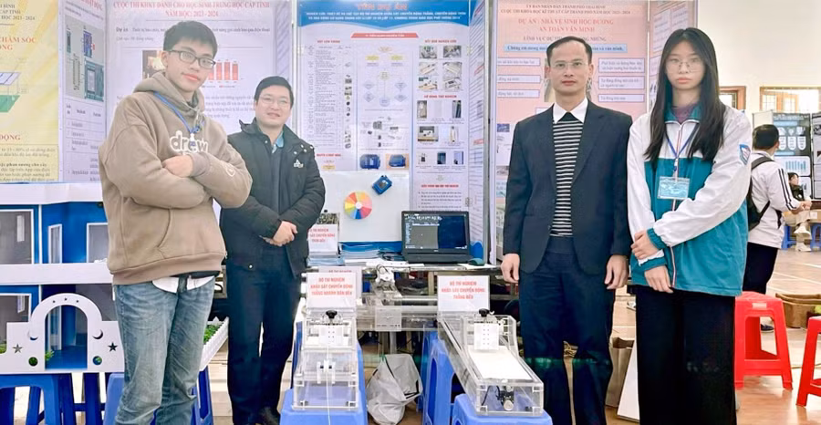 Đại diện nhóm báo cáo kết quả tại Cuộc thi Khoa học kỹ thuật học sinh trung học tỉnh Thái Bình năm 2023. Ảnh: NVCC