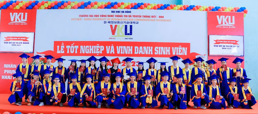 Sinh viên TrườngĐH Công nghệ Thông tin và Truyền thông Việt – Hàn (Đại học Đà Nẵng) trong ngày nhận bằng tốt nghiệp. Ảnh: Website nhà trường.