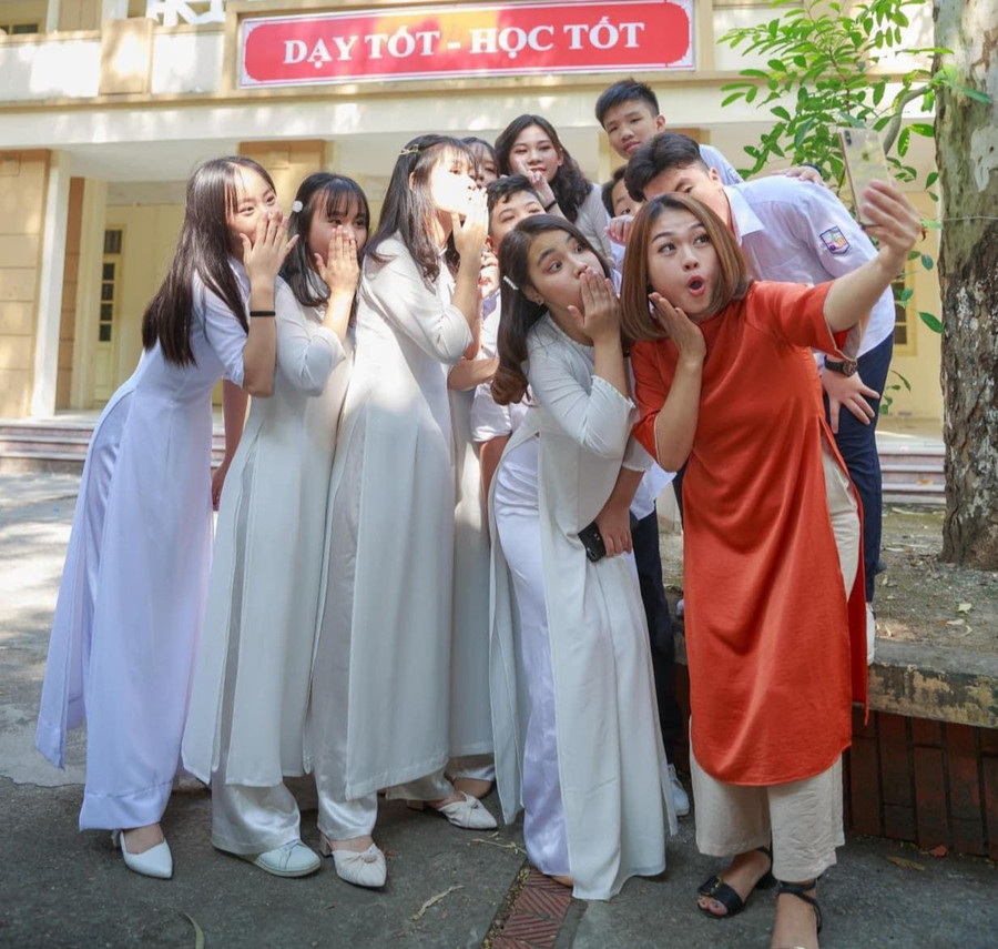 Cô và trò Trường THCS Đống Đa, Đống Đa, Hà Nội.