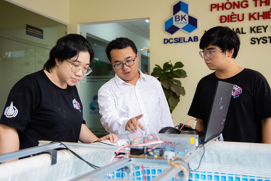 PGS.TS Lê Thanh Long - giảng viên khoa Cơ khí, Trường Đại học Bách khoa (Đại học Quốc gia TPHCM) hướng dẫn học viên. Ảnh: HCMUT PGS.TS Lê Thanh Long - giảng viên khoa Cơ khí, Trường Đại học Bách khoa (Đại học Quốc gia TPHCM) hướng dẫn học viên. Ảnh: HCMUT