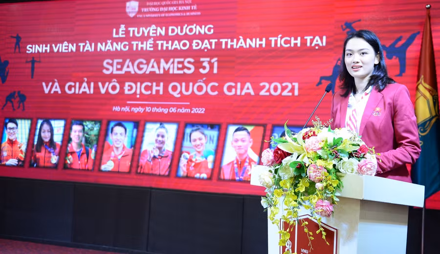 Sinh viên - vận động viên Nguyễn Thu Hoài phát biểu tại buổi lễ.