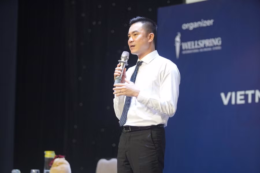 Thầy Nguyễn Vĩnh Sơn - Hiệu trưởng Trường THPT Wellspring phát biểu trong buổi khai mạc.