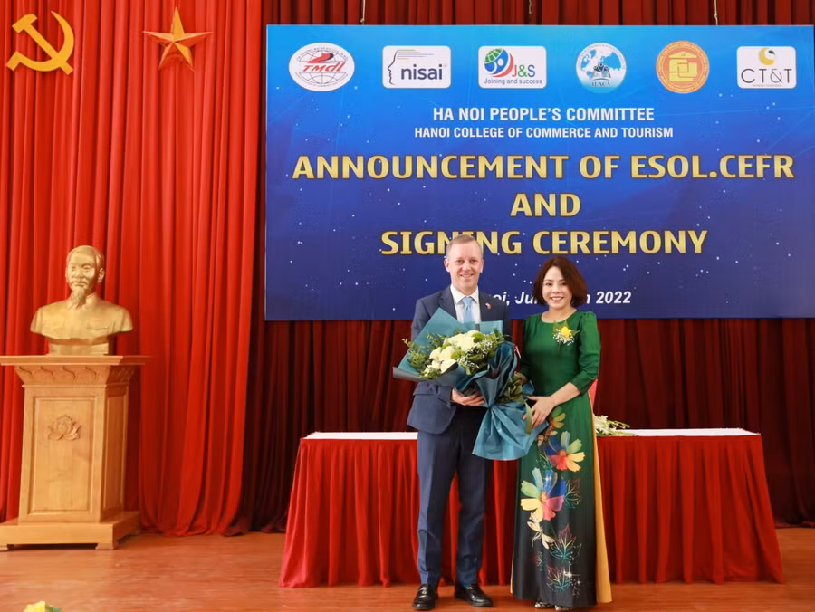 Tiến sỹ Trịnh Thị Thu Hà tặng hoa cảm ơn ngài Đại sứ Anh tại buổi lễ.