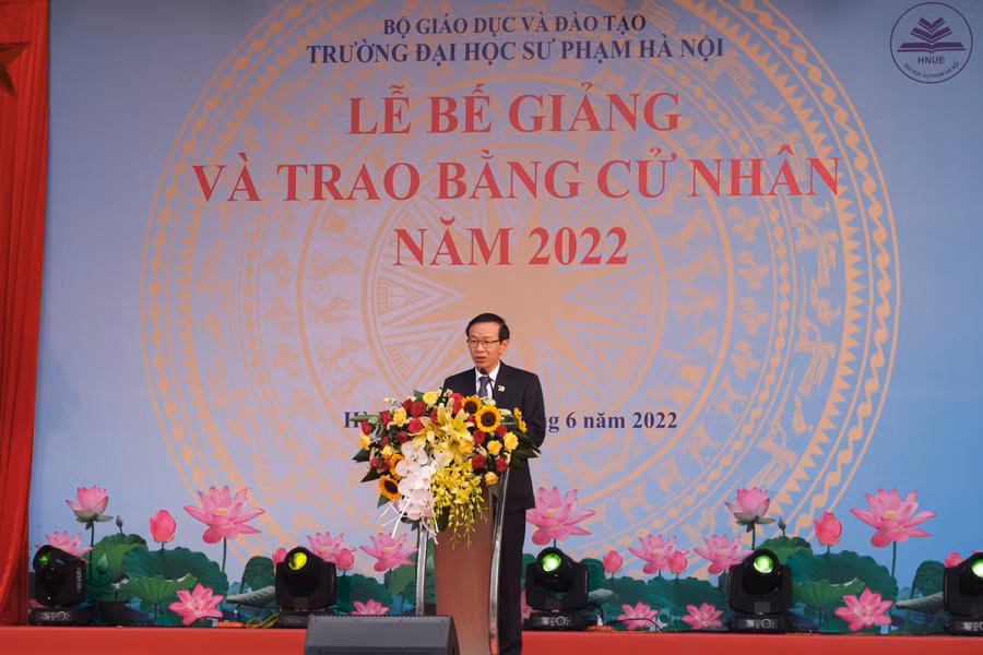 GS.TS Nguyễn Văn Minh phát biểu tại Lễ bế giảng và trao bằng tốt nghiệp năm 2022.