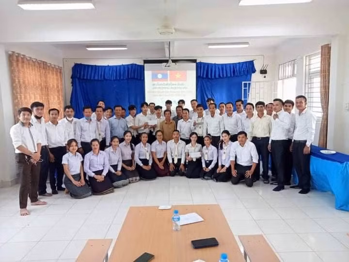 Lãnh đạo, thầy cô và các học viên, sinh viên tại buổi giao lưu.