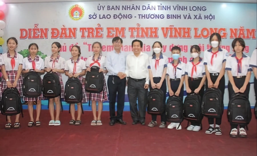 Vĩnh Long tặng quà cho học sinh khó khăn.