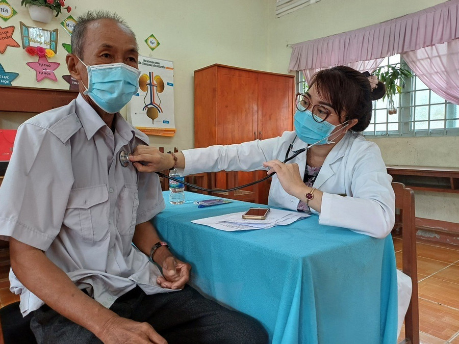 Khám bệnh, cấp thuốc miễn phí cho gia đình chính sách, hộ khó khăn. Khám bệnh, cấp thuốc miễn phí cho gia đình chính sách, hộ khó khăn.