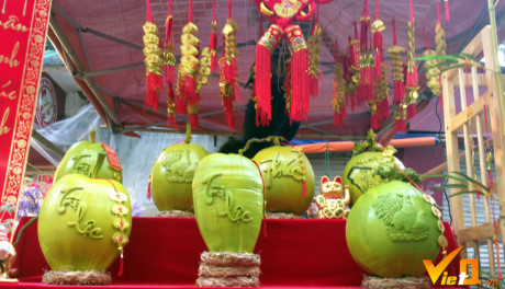 Dừa song kê, khắc chữ thư pháp chưng Tết lần đầu tiên có mặt ở Hà Nội - Ảnh 3 Dua song ke, khac chu thu phap chung Tet lan dau tien co mat o Ha Noi - Anh 3
