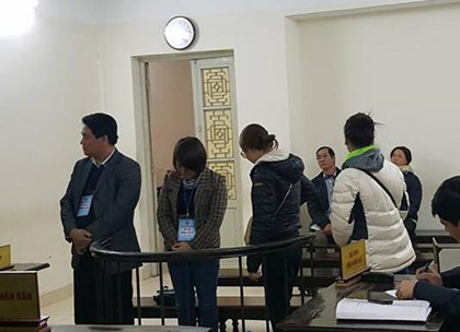 Mua lai ca cong ty chi de de dua nguoi sang chau Au trai phep - Anh 1