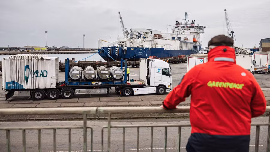 Pháp nhập khẩu uranium từ Nga. Ảnh: Greenpeace Pháp nhập khẩu uranium từ Nga. Ảnh: Greenpeace