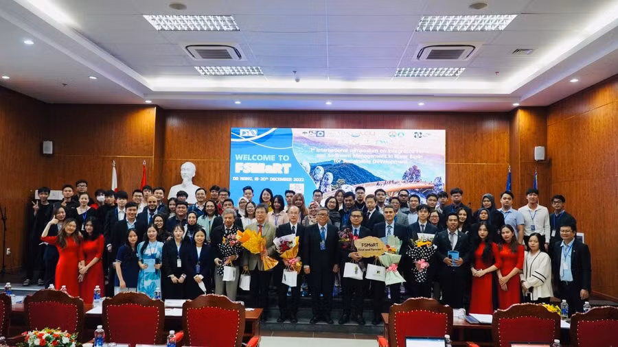 Các nhà khoa học tham gia Hội nghị Quản lý lũ lụt và bùn cát trên lưu vực sông vì sự phát triển bền vững (FSMaRT) năm 2022 chụp ảnh lưu niệm