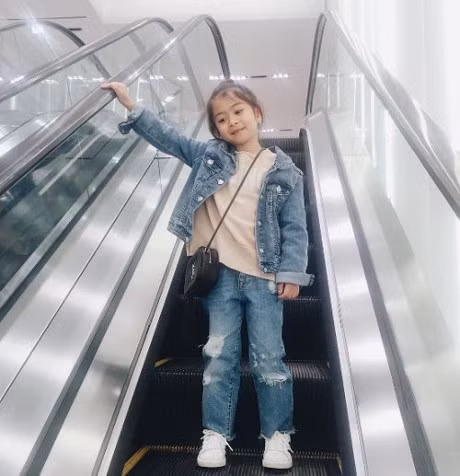 Me cu mac cho con the nay di choi cuoi tuan dam bao ai cung ngam nhin - Anh 5