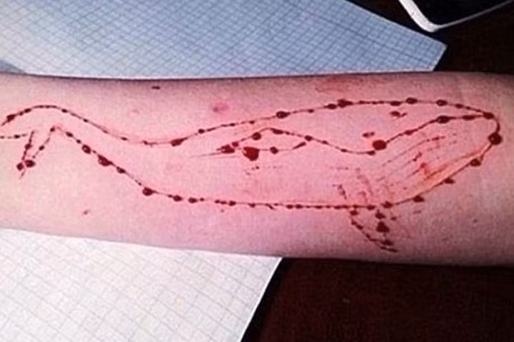 Người chơi khắc hình con cá voi lên tay.