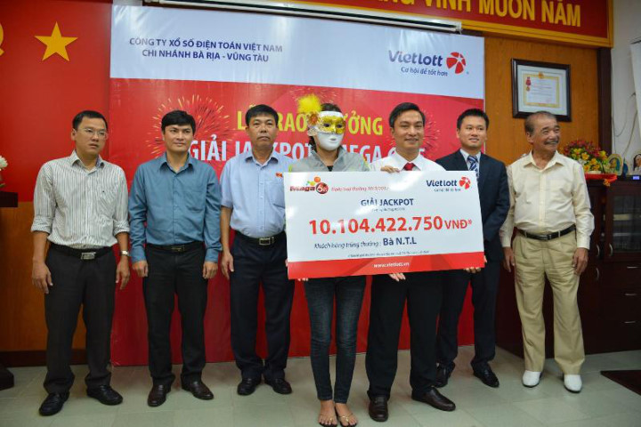 Một khách hàng nhận thưởng hơn 10 tỷ đồng của xổ số Vietlott
