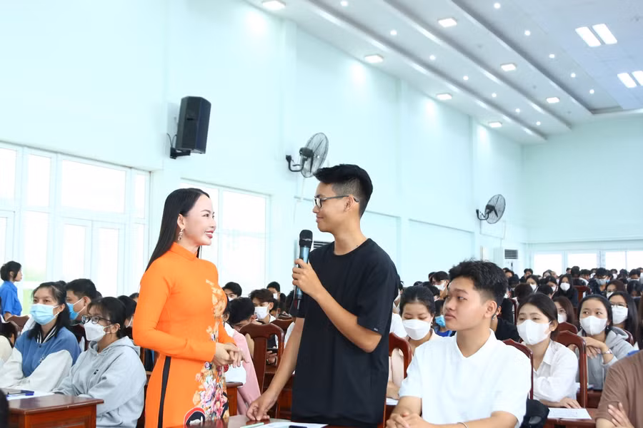 Tân sinh viên trao đổi cùng chuyên gia.