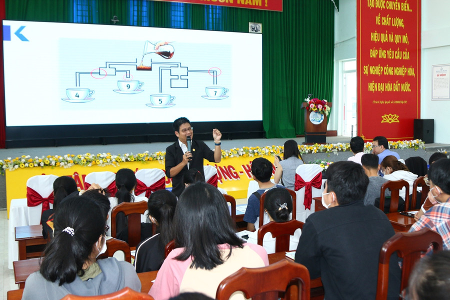 Chương trình nhằm trang bị các kỹ năng thiết yếu phục vụ xuyên suốt quá trình học tập, rèn luyện của sinh viên.