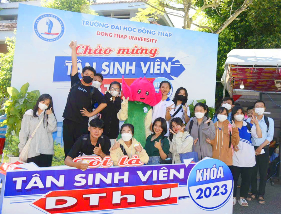 Tân sinh viên làm thủ tục nhập học tại Trường ĐH Đồng Tháp. Tân sinh viên làm thủ tục nhập học tại Trường ĐH Đồng Tháp.