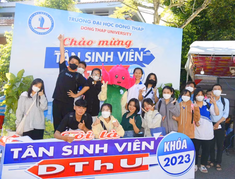Tân sinh viên làm thủ tục nhập học tại Trường ĐH Đồng Tháp.