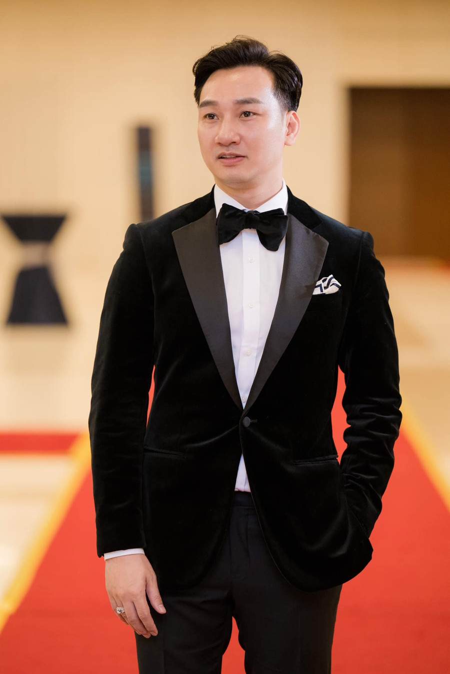 MC Thành Trung có mặt tại vụ cháy để tìm kiếm người quen. MC Thành Trung có mặt tại vụ cháy để tìm kiếm người quen.