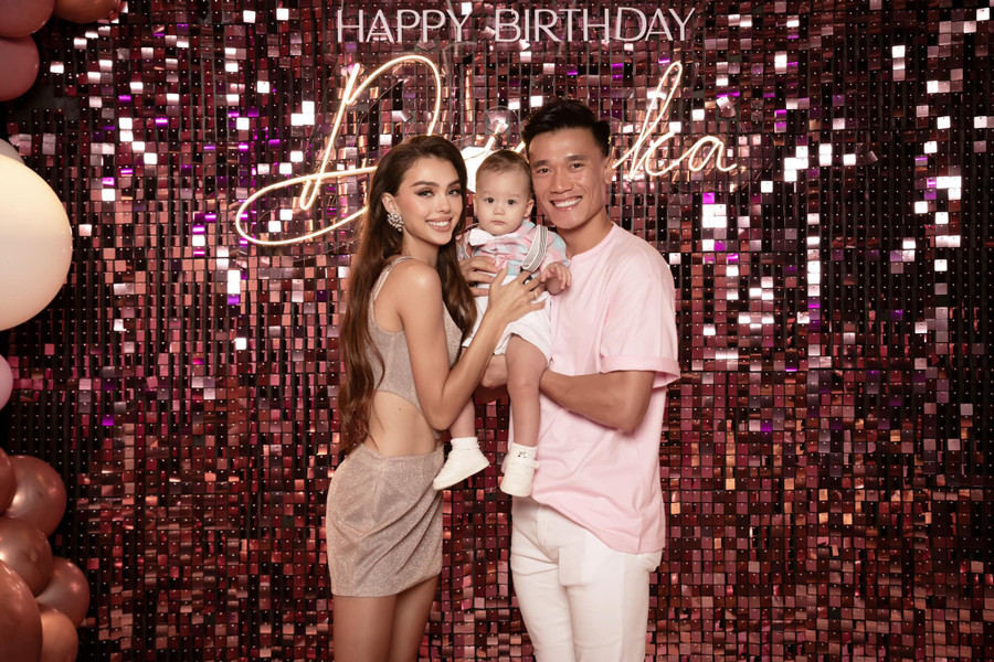 Gia đình hạnh phúc của thủ môn Bùi Tiến Dũng. Gia đình hạnh phúc của thủ môn Bùi Tiến Dũng.