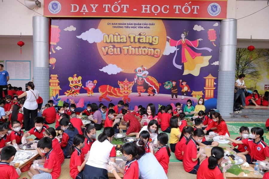 Học sinh khối 5 trường Tiểu học Yên Hòa tham gia hoạt động trải nghiệm với chủ đề “Mùa trăng yêu thương”. Học sinh khối 5 trường Tiểu học Yên Hòa tham gia hoạt động trải nghiệm với chủ đề “Mùa trăng yêu thương”.