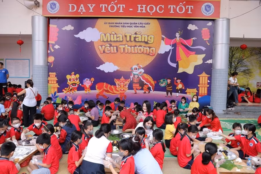 Học sinh khối 5 trường Tiểu học Yên Hòa tham gia hoạt động trải nghiệm với chủ đề “Mùa trăng yêu thương”.