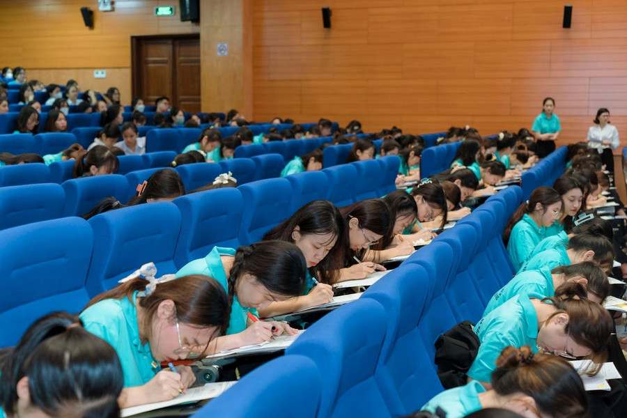 140 thí sinh chăm chú, tập trung làm bài thi.