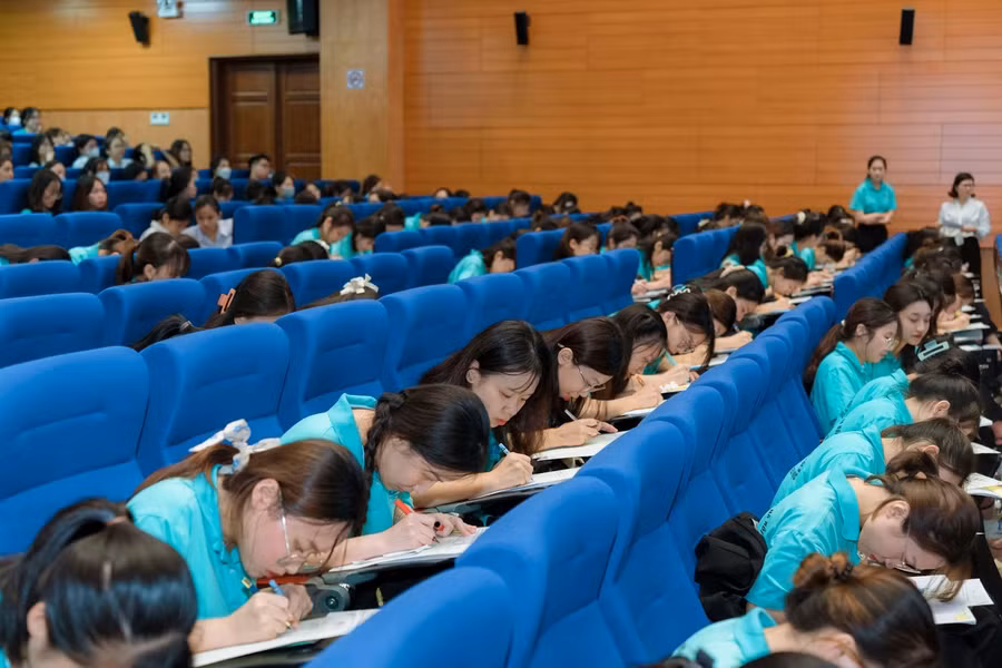 140 thí sinh chăm chú, tập trung làm bài thi. 140 thí sinh chăm chú, tập trung làm bài thi.