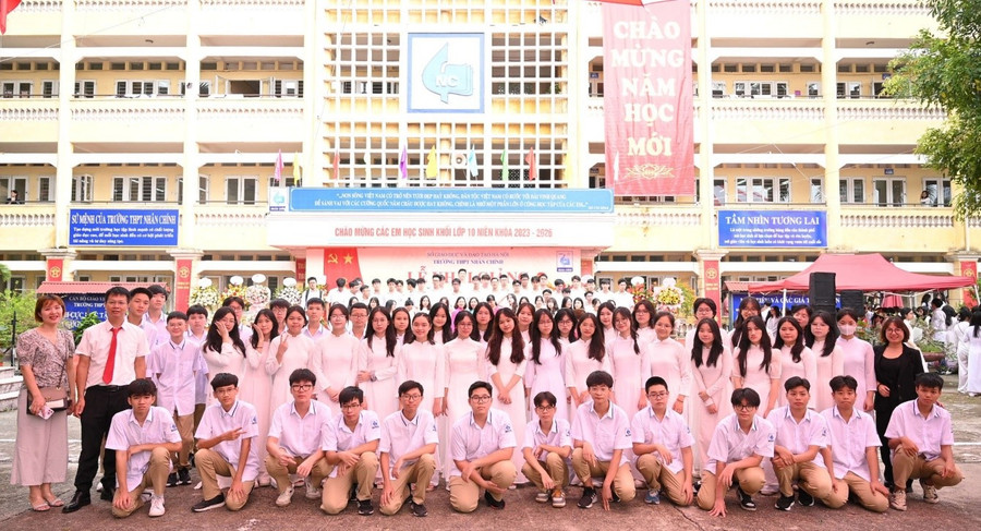 Tập thể Thầy trò và đại diện BPH lớp 10A7 trường THPT Nhân Chính tại lễ khai giảng 5/9. Tập thể Thầy trò và đại diện BPH lớp 10A7 trường THPT Nhân Chính tại lễ khai giảng 5/9.