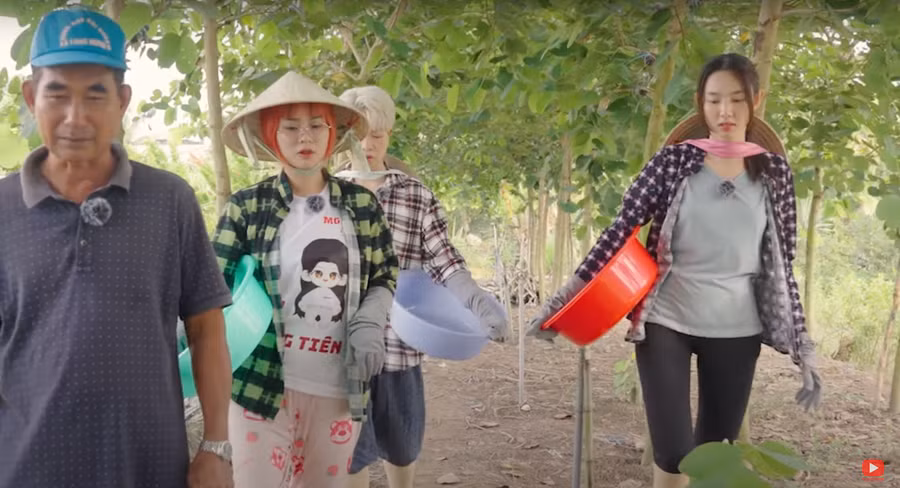 Thùy Tiên, Đức Phúc, MisThy ngưỡng mộ tốc độ làm việc của những người nông dân.