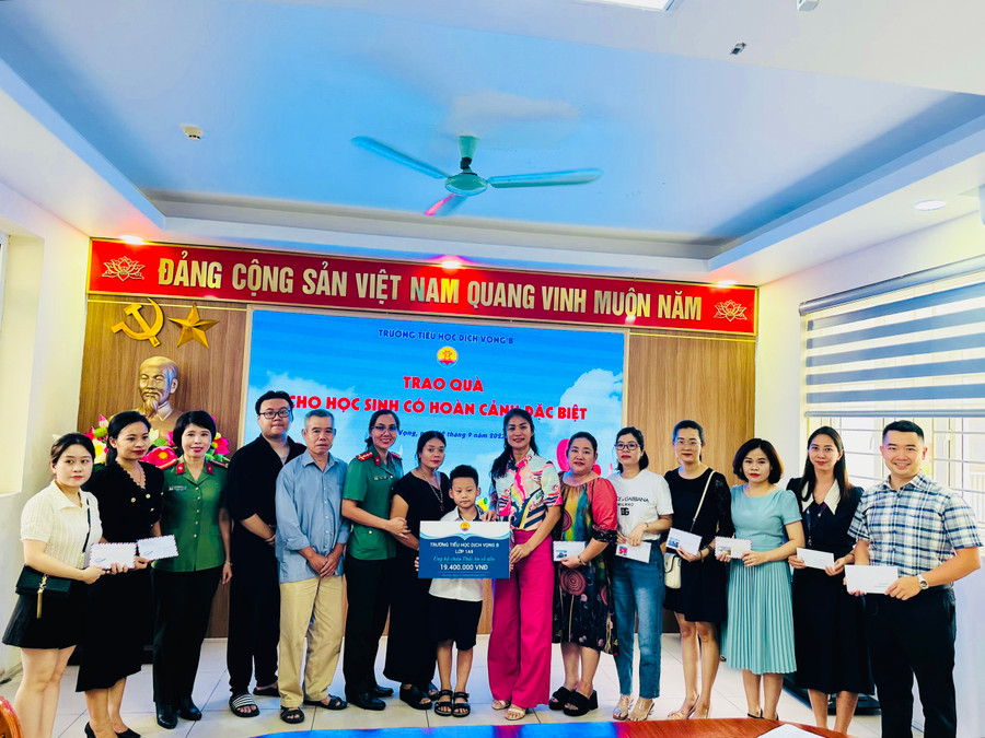 Học sinh Trần Phúc Thái An (lớp 4A4) nhận sổ tiết kiệm 328.510.000 đồng, bên phải em là các cô giáo Ban giám hiệu và Chủ tịch công đoàn nhà trường Nguyễn Hải Trà. Học sinh Trần Phúc Thái An (lớp 4A4) nhận sổ tiết kiệm 328.510.000 đồng, bên phải em là các cô giáo Ban giám hiệu và Chủ tịch công đoàn nhà trường Nguyễn Hải Trà.