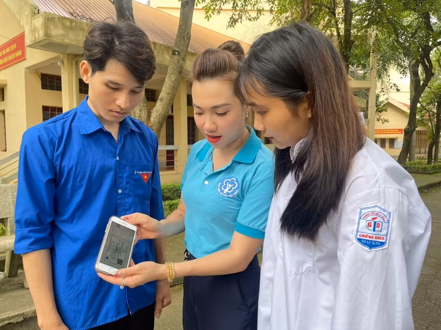 BHXH Tỉnh Sơn La tuyên truyền về BHYT HSSV, hướng dẫn sử dụng ứng dụng VssID. BHXH Tỉnh Sơn La tuyên truyền về BHYT HSSV, hướng dẫn sử dụng ứng dụng VssID.