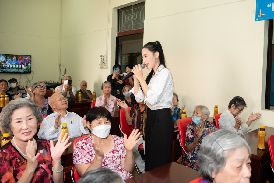 Vừa nhận sash đại diện Miss Intercontinental Vietnam 2023, Á hậu Ngọc Hằng giản dị đi từ thiện.