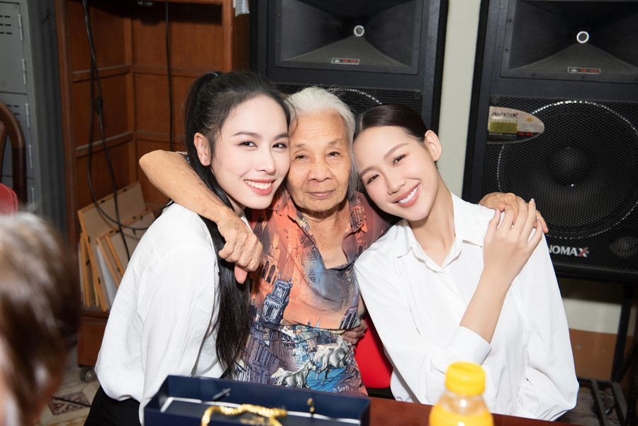 Nhan sắc giản dị của Hoa hậu Bảo Ngọc, Á hậu Ngọc Hằng trong chuyến thăm Trung tâm dưỡng lão.