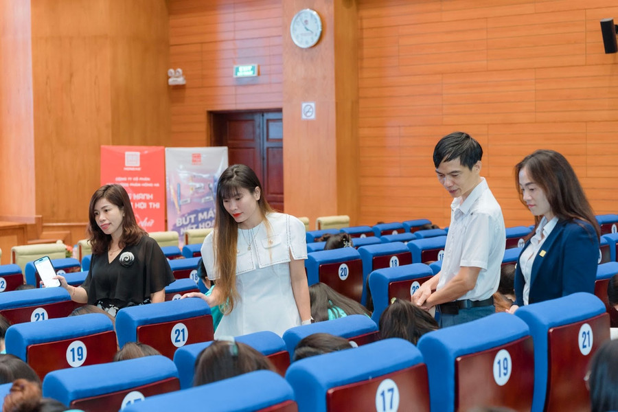 Thầy cô cùng nhà tài trợ và khách mời quan sát quá trình các thí sinh làm bài thi.