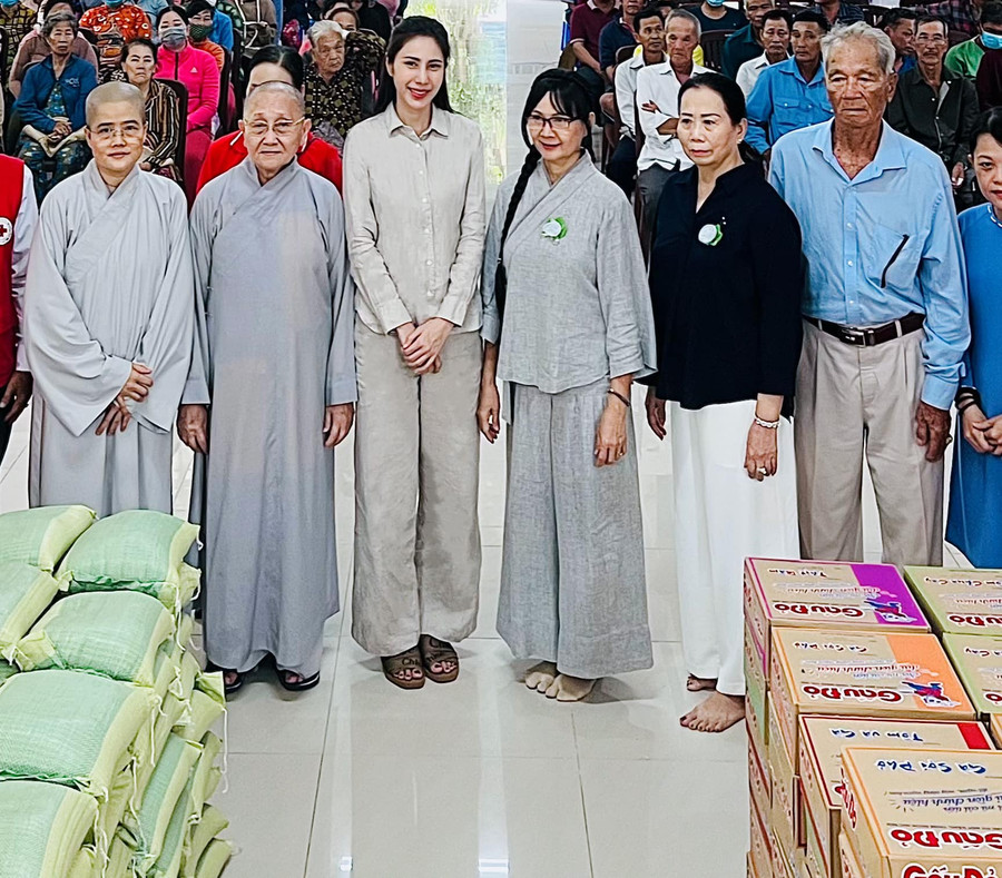 Thủy Tiên từng vướng nghi vấn dao kéo. Thủy Tiên từng vướng nghi vấn dao kéo.