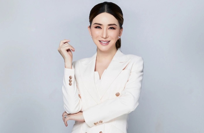 Nữ tỷ phú chuyển giới Thái Lan trở thành chủ mới của Hoa hậu Hoàn vũ. Nữ tỷ phú chuyển giới Thái Lan trở thành chủ mới của Hoa hậu Hoàn vũ.