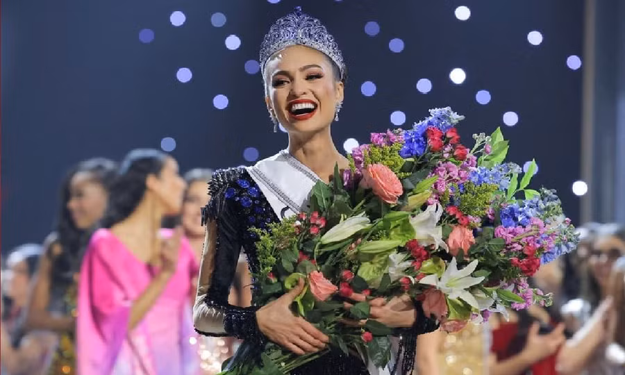 Đương kim Hoa hậu hoàn vũ R'Bonney Gabriel.