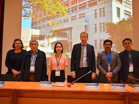 TS Vũ Kim Ngân (thứ 3 từ trái sang) cùng các chuyên gia quốc tế tại hội thảo.