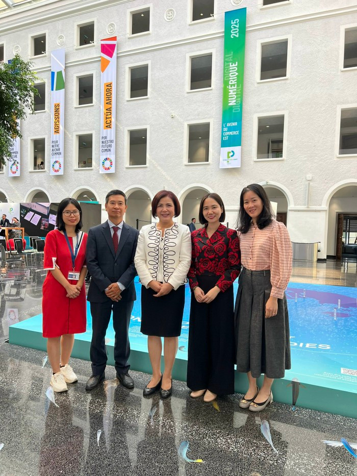 Tiến sĩ Vũ Kim Ngân - WCP Co-Chairholder, Phó Giám đốc Chương trình WTO Chairs tại Trường Đại học Ngoại thương (thứ 2 từ phải sang); Tiến sĩ Lê Thị Tuyết Mai (áo trắng, ở giữa) - Đại sứ đặc mệnh toàn quyền, Trưởng Phái đoàn thường trực nước Cộng hòa Xã hội Chủ nghĩa Việt Nam bên cạnh Liên hợp quốc, Tổ chức Thương mại thế giới và các tổ chức quốc tế khác tại Giơ-ne-vơ, Thụy Sỹ cùng các thành viên của Phái đoàn Việt Nam tại Giơ-ne-vơ, Thụy Sỹ.