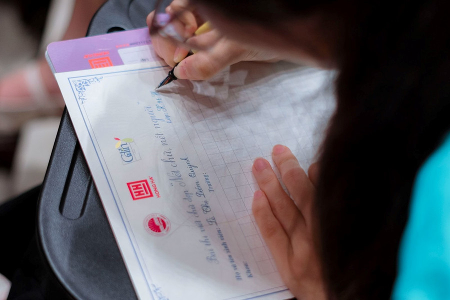 Các thí sinh được BTC phát giấy thi và bút máy do Công ty Cổ phần Văn phòng phẩm Hồng Hà tài trợ.