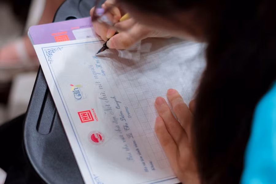 Các thí sinh được BTC phát giấy thi và bút máy do Công ty Cổ phần Văn phòng phẩm Hồng Hà tài trợ. Các thí sinh được BTC phát giấy thi và bút máy do Công ty Cổ phần Văn phòng phẩm Hồng Hà tài trợ.